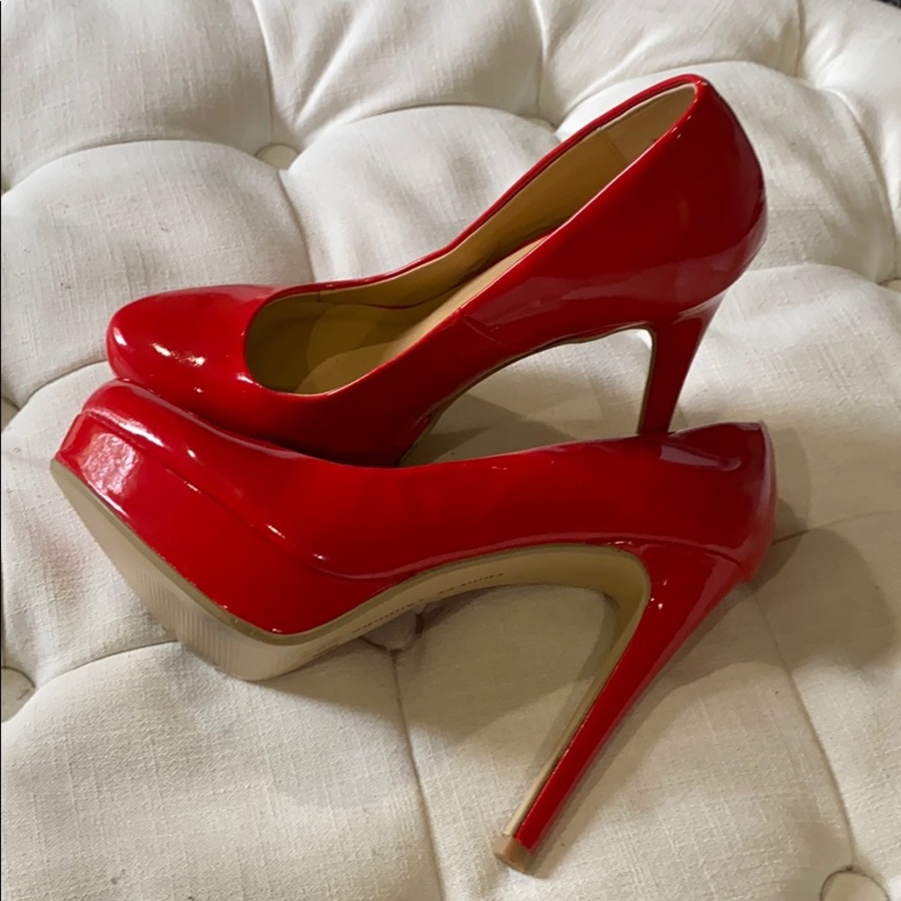 Red pumps - Picture 3 of 5